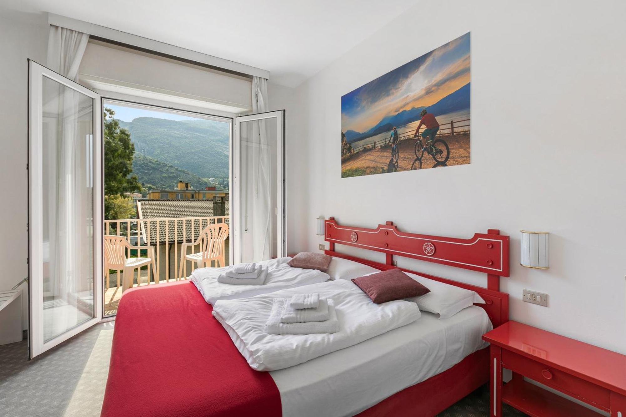 Bike & Wind Hotel Villa Maria Torbole Sul Garda ภายนอก รูปภาพ