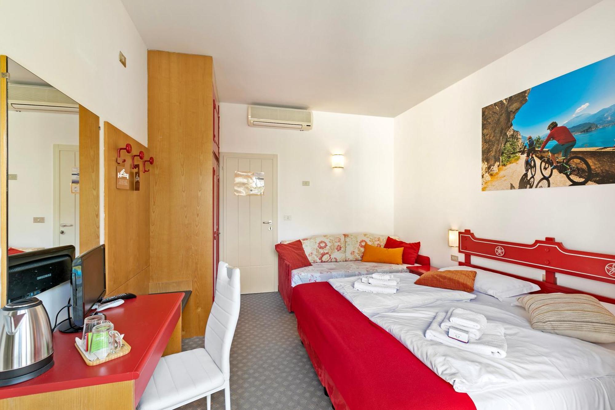 Bike & Wind Hotel Villa Maria Torbole Sul Garda ภายนอก รูปภาพ