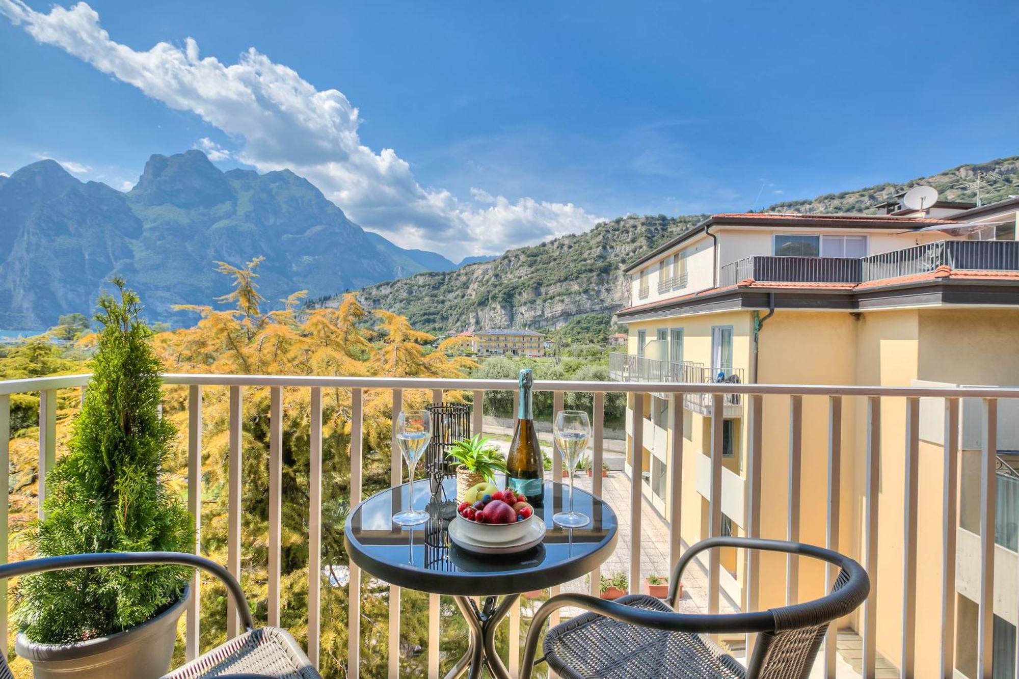Bike & Wind Hotel Villa Maria Torbole Sul Garda ภายนอก รูปภาพ