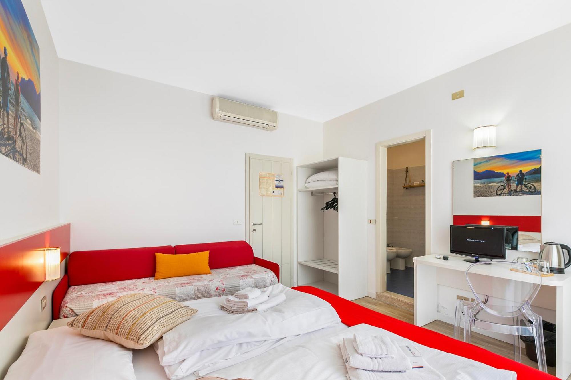 Bike & Wind Hotel Villa Maria Torbole Sul Garda ภายนอก รูปภาพ