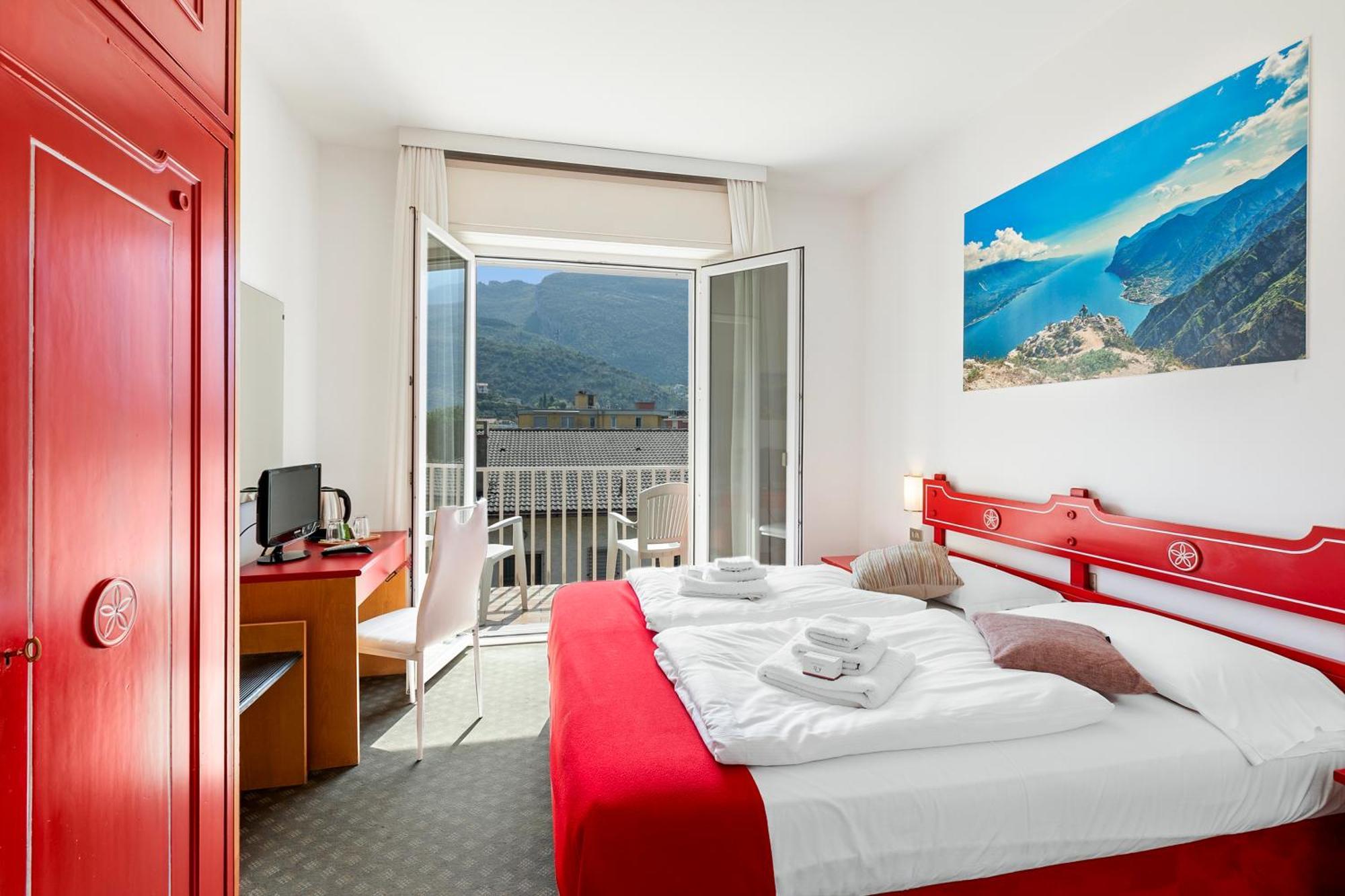 Bike & Wind Hotel Villa Maria Torbole Sul Garda ภายนอก รูปภาพ